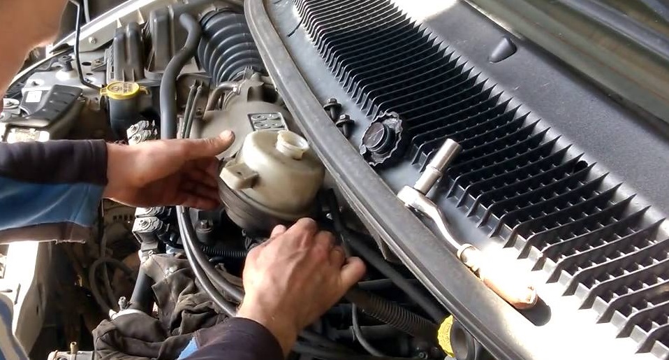 Крышка бачка гидроусилителя Додж Стратус. Крышка бачка гидроусилителя Dodge Stratus Крышка бачка гидроусилителя Додж Стратус. Крышка бачка гидроусилителя Dodge Stratus