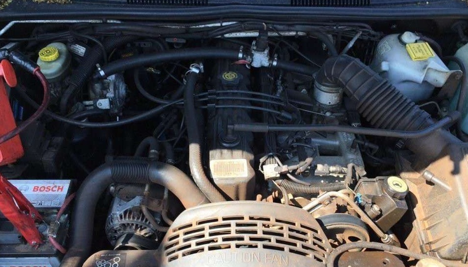 Бачок гидроусилителя Jeep Grand Cherokee WK2.jpg Бачок гидроусилителя Jeep Grand Cherokee WK2.jpg