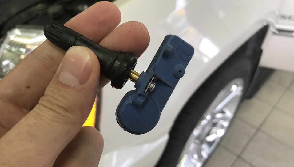 Датчик давления в шине Cadillac Escalade, Chevrolet Avalanche, Chevrolet Suburban, Chevrolet Tahoe, GMC Yukon.jpg Датчик давления в шине Cadillac Escalade, Chevrolet Avalanche, Chevrolet Suburban, Chevrolet Tahoe, GMC Yukon.jpg
